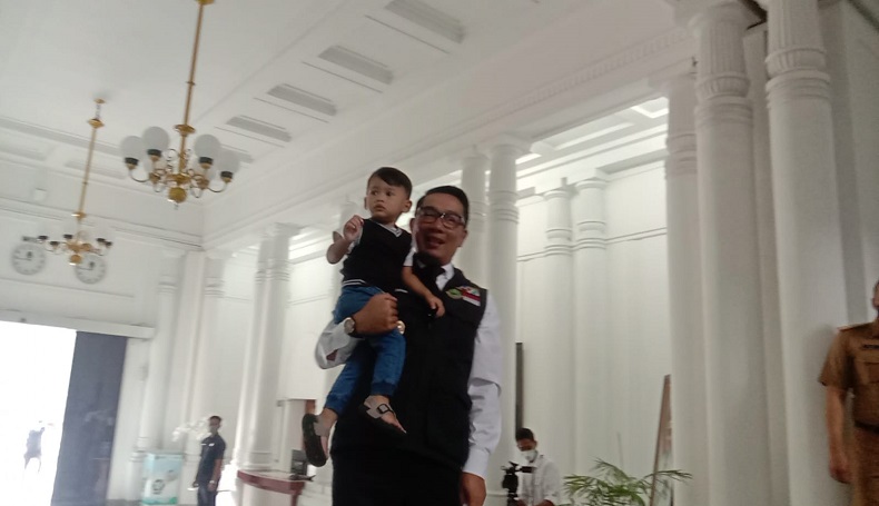 Gendong Anak Bungsunya di Gedung Sate, Ridwan Kamil: Alhamdulillah, Sehat 