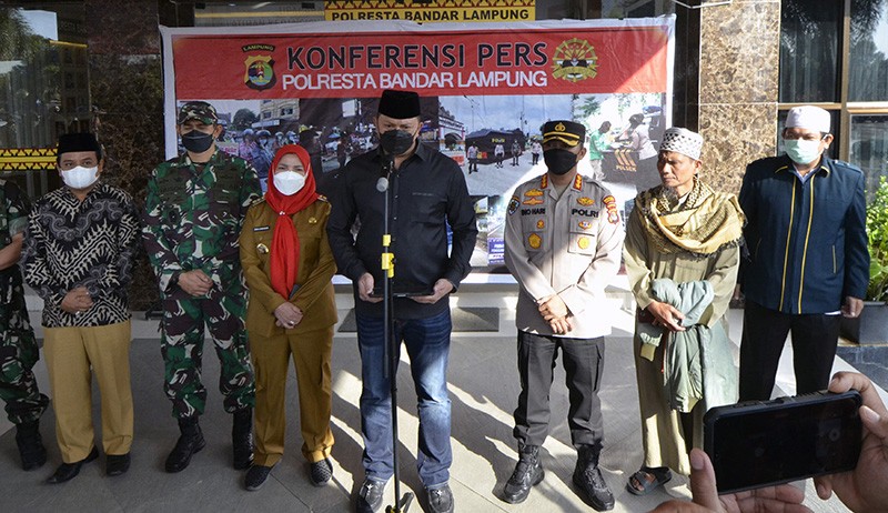 Senyuman Pimpinan Khilafatul Muslimin Abdul Qadir Baraja saat Ditangkap Polisi - Bagian 2