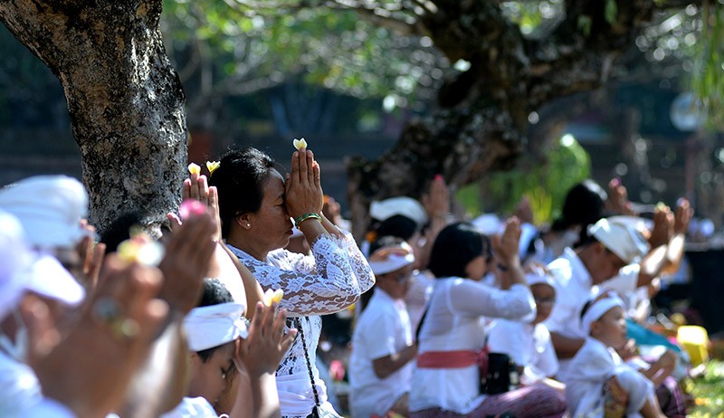 Hari Raya Galungan, Umat Hindu Bali Sembahyang di Pura Jaganatha - Bagian 1
