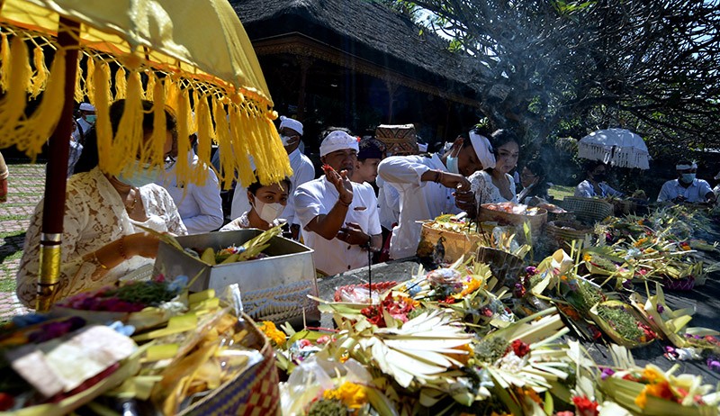 Hari Raya Galungan, Umat Hindu Bali Sembahyang di Pura Jaganatha - Bagian 2