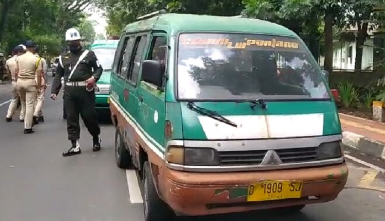 55 Kendaraan Umum dan Barang Dirazia Petugas Gabungan di Cimahi, 1 Angkot Dikandangkan