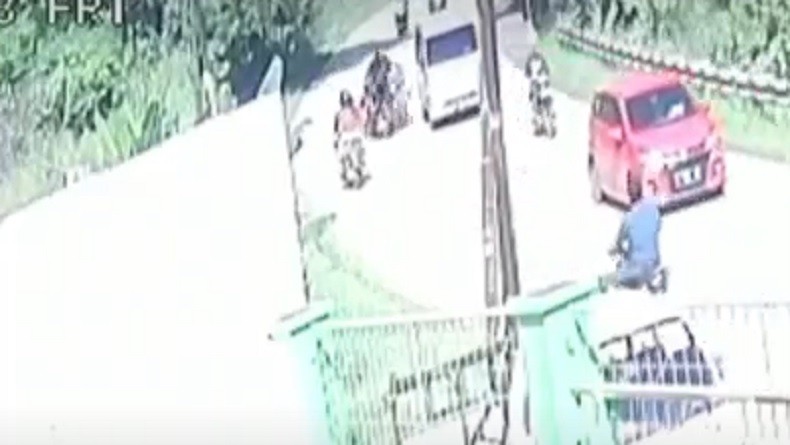 Detik-Detik 2 Motor Tabrakan di Jalan Raya Malingping Terekam CCTV, 1 Orang Tewas