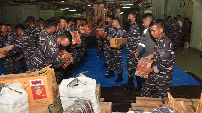 TNI AL Koarmada II Berangkatkan KRI Makassar-590 Kirim Bantuan Gempa Mamuju - Bagian 1