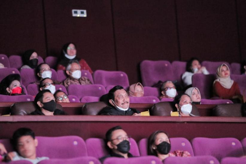 Bareng Anak-anak Muda, Menko Luhut Nonton Film Ngeri-Ngeri Sedap - Bagian 1