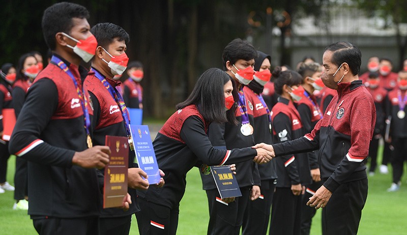 Presiden Jokowi Serahkan Bonus Rp130,5 Miliar kepada Atlet SEA Games ke-31 - Bagian 2