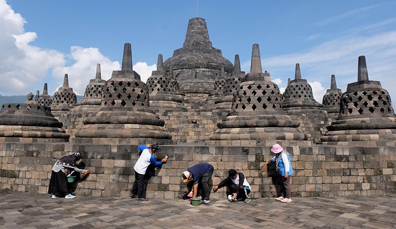 Aksi Bersih-Bersih Candi Borobudur Memperingati Hari Purbakala ke-109 - Bagian 1