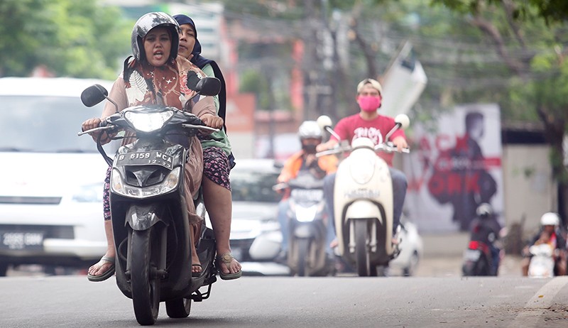 Potret Pengendara Sepeda Motor Memakai Sandal Jepit - Bagian 2