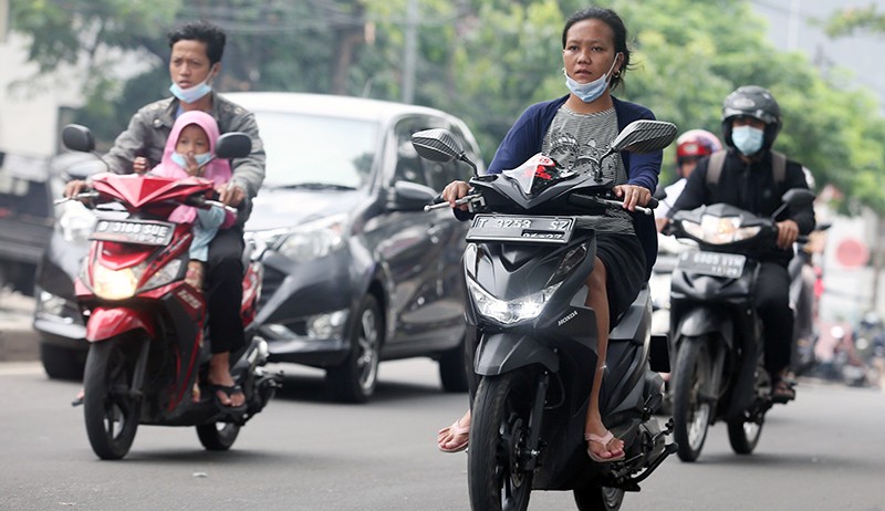 Potret Pengendara Sepeda Motor Memakai Sandal Jepit - Bagian 1