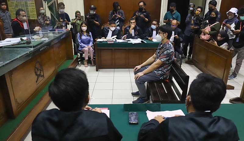 Begini Tatapan Thalia Ayu Bertemu Putra Ahok di Persidangan - Bagian 3