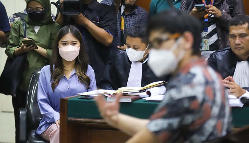 Begini Tatapan Thalia Ayu Bertemu Putra Ahok di Persidangan - Bagian 1