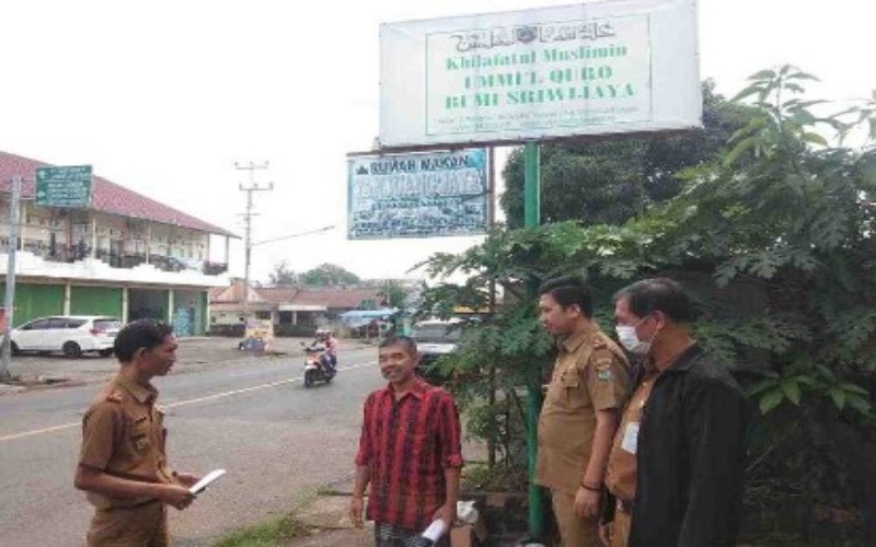 Polisi Copot Plang Sekretariat Khilafatul Muslimin di Lubuklinggau