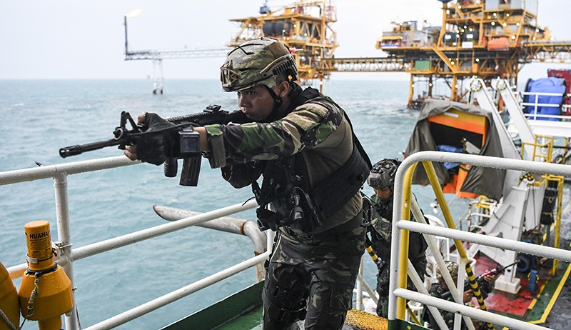 Kopaska TNI AL Serbu Kapal Tongkang Berisi Teroris di Perairan Kepulauan Seribu - Bagian 2