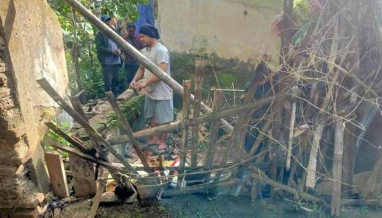  Memprihatinkan, Warga Brebes Ini Tidur di Teras akibat Rumahnya Ambruk 