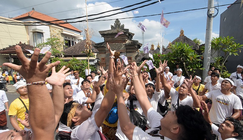 Tradisi Mesuryak dalam Rangka Hari Raya Kuningan - Bagian 1