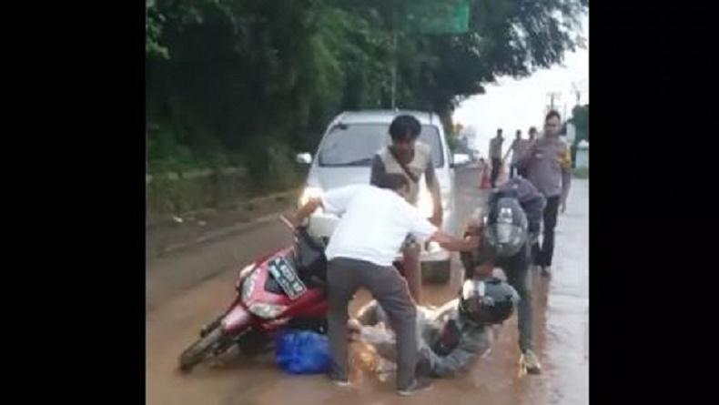 Viral Belasan Pengendara Motor Berjatuhan di Pandeglang, Ternyata Ini Penyebabnya