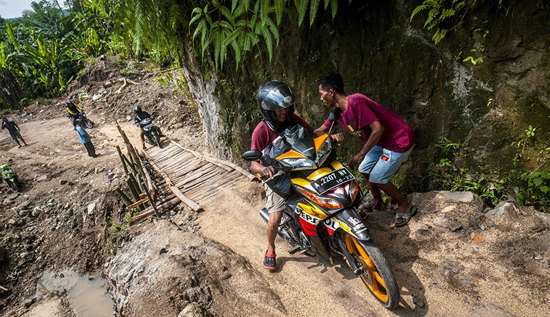 Warga Lebak Secara Swadaya Buat Jalan Darurat yang Ambles dan Rusak Parah - Bagian 1