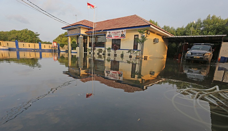 Markas Satpolair Polres Indramayu Terendam Banjir Rob - Bagian 1