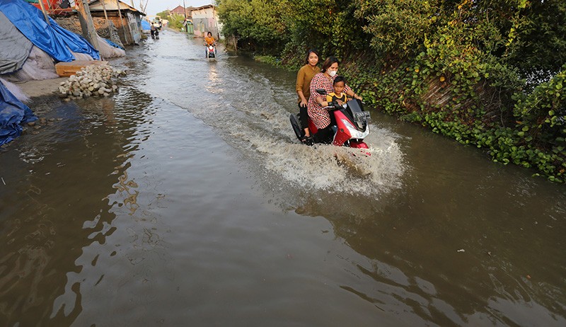 Markas Satpolair Polres Indramayu Terendam Banjir Rob - Bagian 2