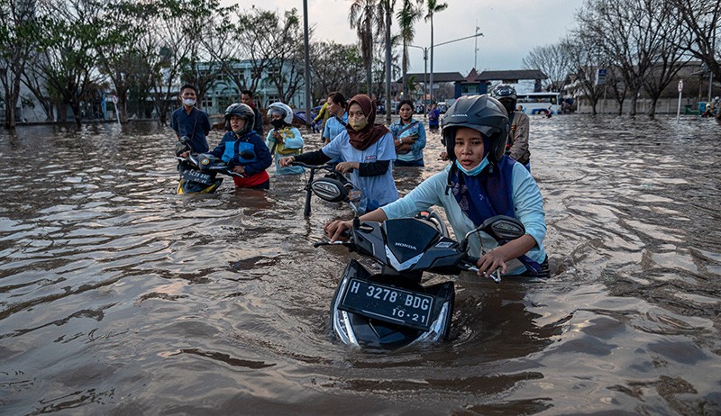 Pelabuhan Tanjung Emas Semarang Banjir Rob Lagi, Ratusan Motor Buruh Terendam - Bagian 1