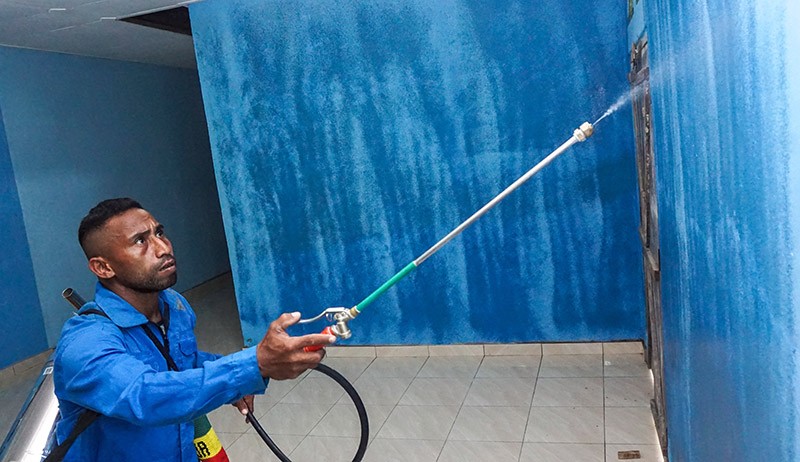 Penyemprotan Cairan Penangkal Nyamuk Cegah Penyakit Malaria di Keerom Papua - Bagian 1