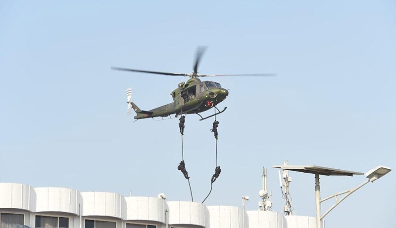 Satgultor TNI Terjun dari Helikopter Lumpuhkan Kelompok Bersenjata di Ancol - Bagian 1