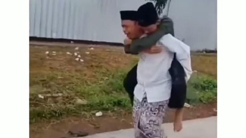 Viral, Ayah Gendong Anaknya yang Jadi Hafidz Alquran di Kudus