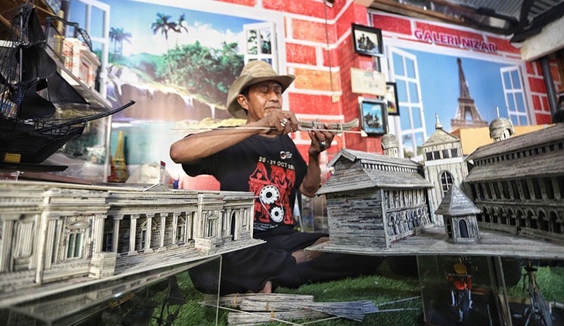 Kerajinan Miniatur Gedung Berbahan Koran Bekas Dijual hingga Rp7 Juta - Bagian 2