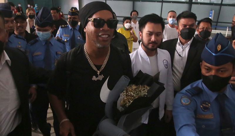 Gaya Ronaldinho Tiba di Bandara Soetta, Siap Perkuat RANS Nusantara FC - Bagian 2