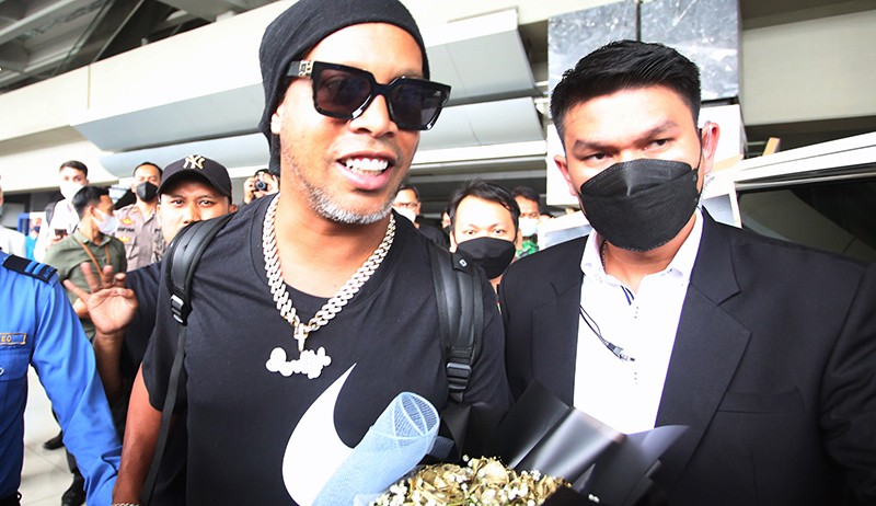 Gaya Ronaldinho Tiba di Bandara Soetta, Siap Perkuat RANS Nusantara FC - Bagian 3