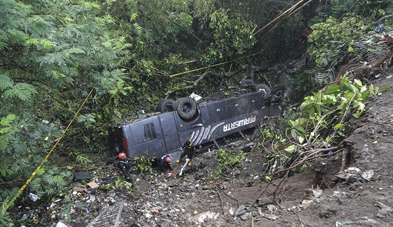 Penampakan Bus Rombongan Guru Masuk Jurang di Tasikmalaya, 4 Orang Tewas - Bagian 1