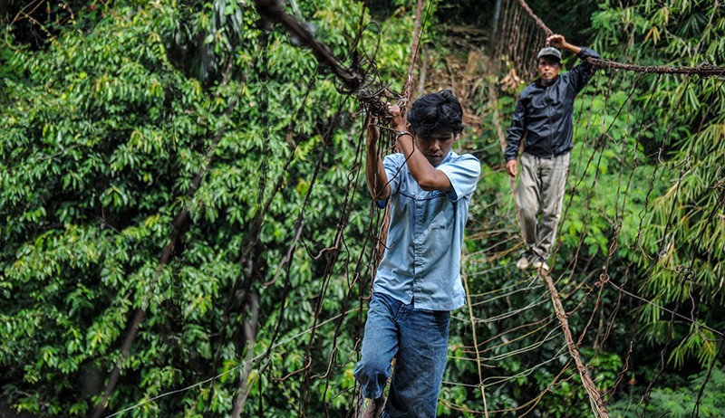 Ngeri, Warga Cianjur Gunakan Jembatan Kawat untuk Menyeberangi Sungai - Bagian 1