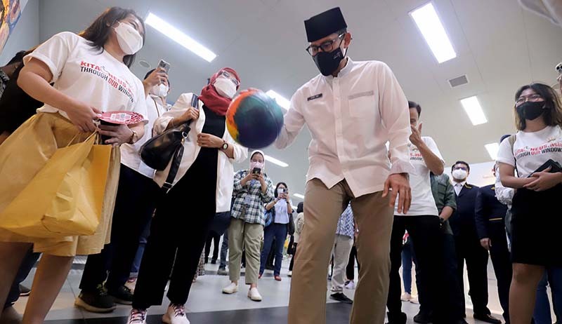 Sandiaga Uno Dukung Pameran Lukisan Karya 20 Anak Disabilitas di MRT Jakarta - Bagian 4