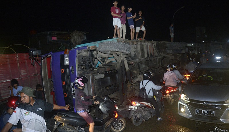 Truk Kelebihan Muatan Terbalik saat Melintasi Jalan Rusak di Gowa - Bagian 3
