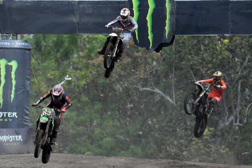 Pembalap Tim Red Bull KTM Factory Tom Vialle Juara Seri-12 MX2 Samota 2022 - Bagian 1