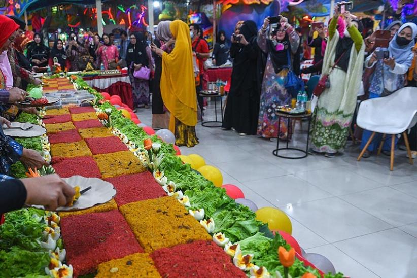 Rayakan Milad Ke-3, Komunitas The Ultimate Woman Sumsel Membuat Nasi Minyak Sepanjang 5 Meter - Bagian 1