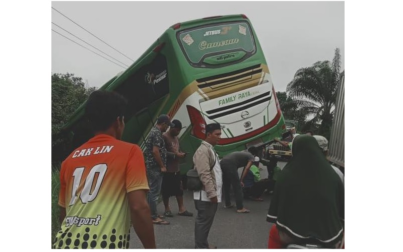 Bus Rombongan Calon Haji asal Merangin Kecelakaan hingga Nyaris Masuk Jurang