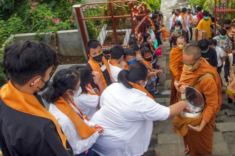 Puluhan Pemuda Katolik Kunjungi Vihara Tanah Putih Semarang - Bagian 3