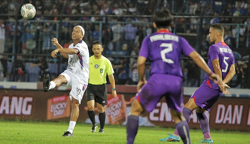 Aksi Ronaldinho Perkuat RANS Nusantara FC Melawan Persik Kediri - Bagian 3