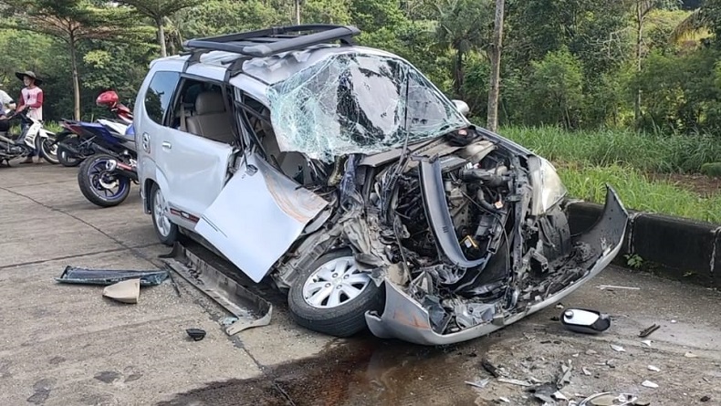 Rem Blong, Truk Kontainer Tabrak Minibus di Boyolali