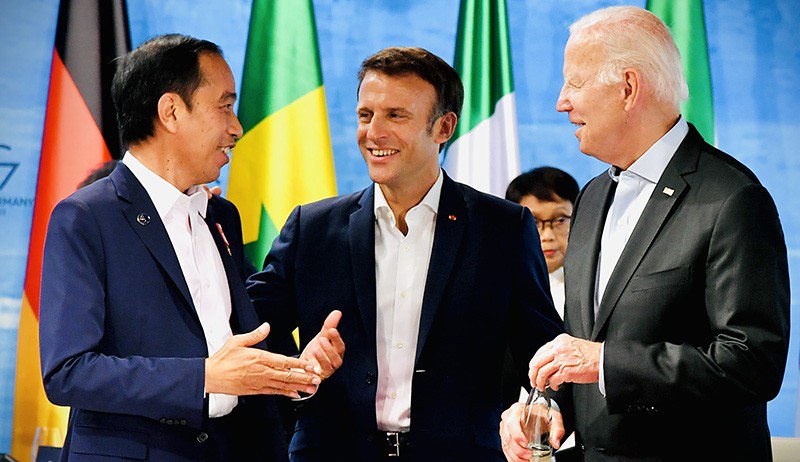 Momen Jokowi, Joe Biden dan Emmanuel Macron Ngobrol Santai saat KTT G7 - Bagian 1