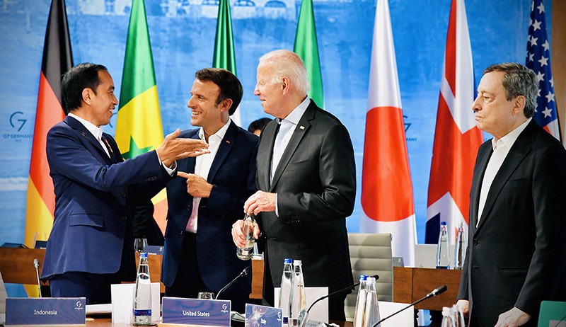Momen Jokowi, Joe Biden dan Emmanuel Macron Ngobrol Santai saat KTT G7 - Bagian 2