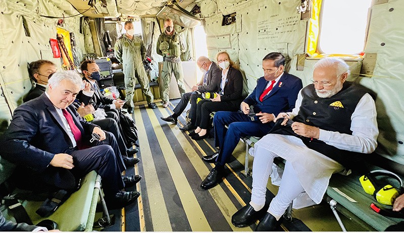 Momen Presiden Jokowi bersama PM India Narendra Modi Naik Helikopter Militer - Bagian 1