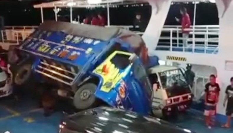 Viral Truk Terguling di Lambung Kapal Feri Gegara Ombak Tinggi Selat Bali
