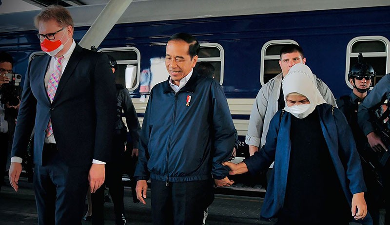 Foto Presiden Jokowi Tiba di Ukraina, Dikawal Ketat Tentara Bersenjata Lengkap - Bagian 4