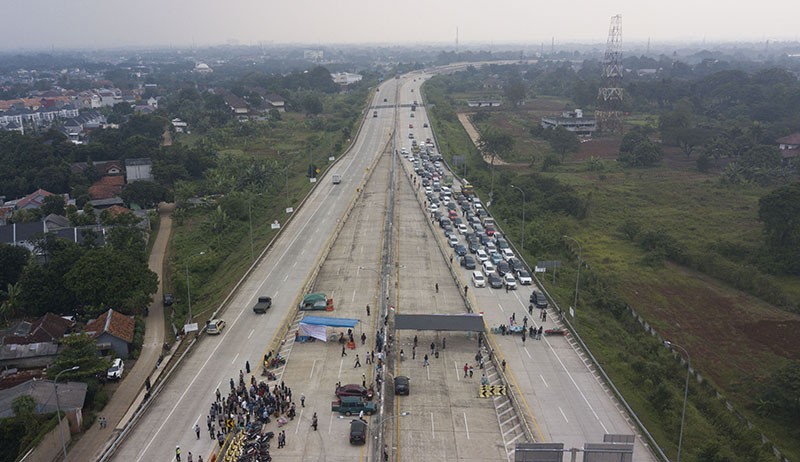 Tanah Belum Dibayar, Warga Blokade Tol Cimanggis-Cibitung - Bagian 1