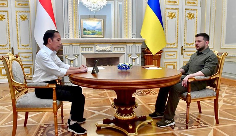 Foto-Foto Pertemuan Empat Mata Presiden Jokowi dan Presiden Zelensky di Ukraina - Bagian 1
