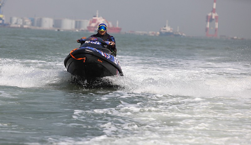 Aksi Personel Polairud Polda Jatim Bemanuver dengan Jetski - Bagian 2