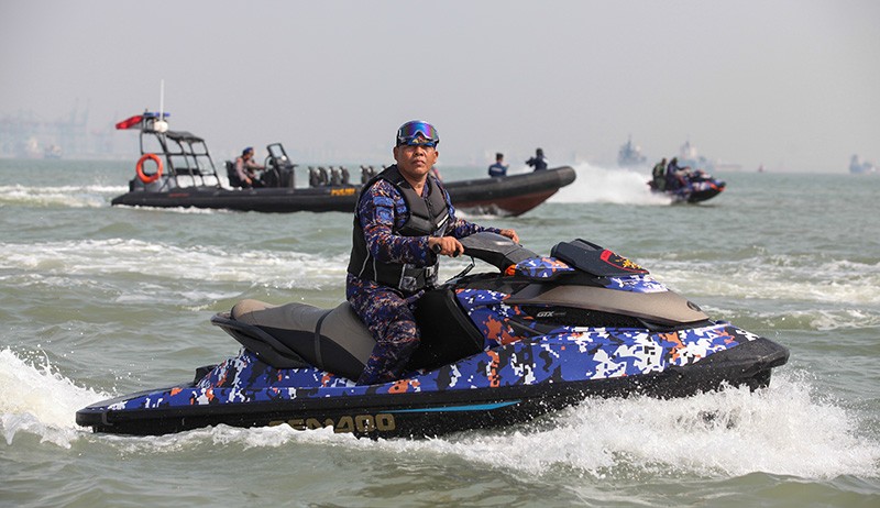 Aksi Personel Polairud Polda Jatim Bemanuver dengan Jetski - Bagian 3