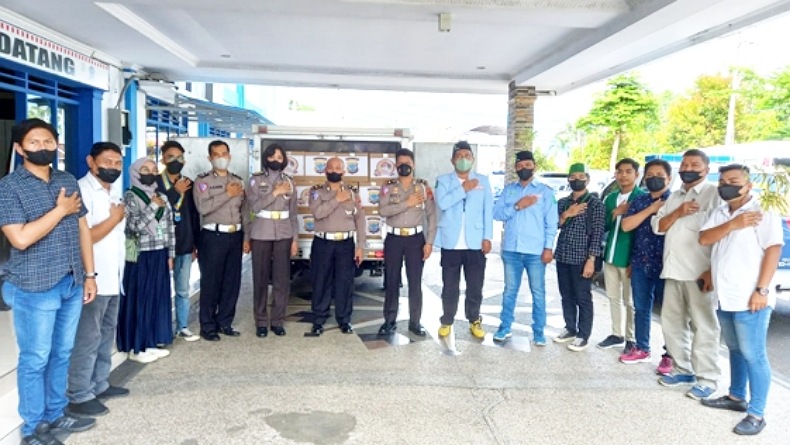 Bagikan Bansos di Hari Bhayangkara ke-76, Polda Sulut Gandeng Mahasiswa