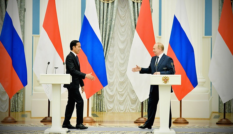 Jokowi Jabat Tangan Putin, Siap Menjadi Jembatan Komunikasi Damai Rusia-Ukraina - Bagian 2
